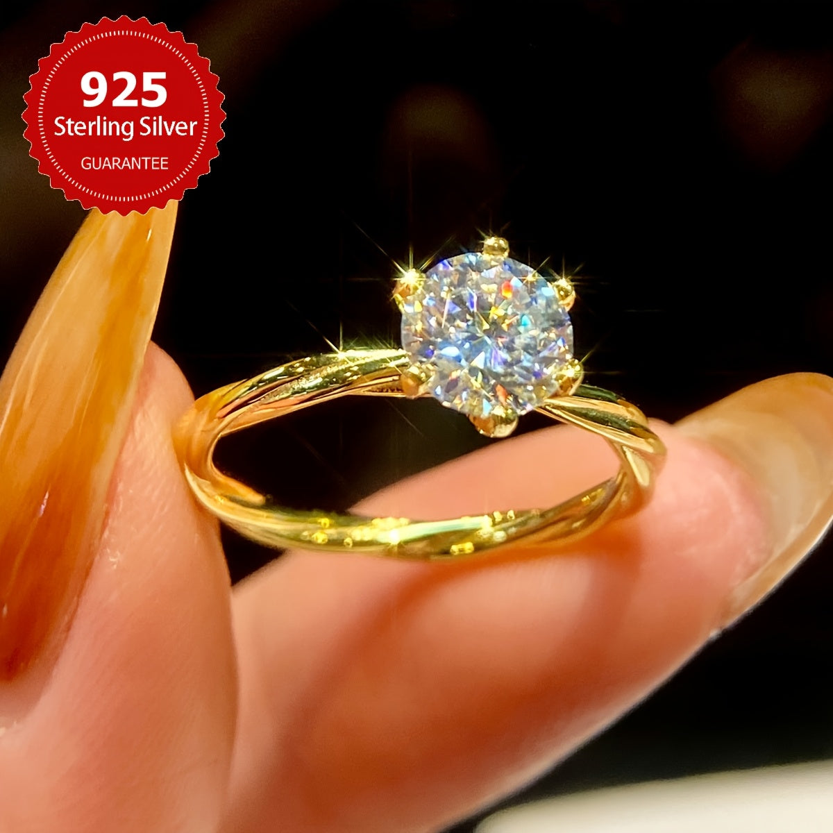 1 karat moissanite uchqunli nikoh uzugi Ayollar uchun oltin aksentli som kumush rangdagi nikoh tasmasi, va'da va abadiy sevgi ramzi. Yubileylar, Sevishganlar kuni yoki hayotingizdagi maxsus xonim uchun hashamatli sovg'a sifatida juda mos keladi.