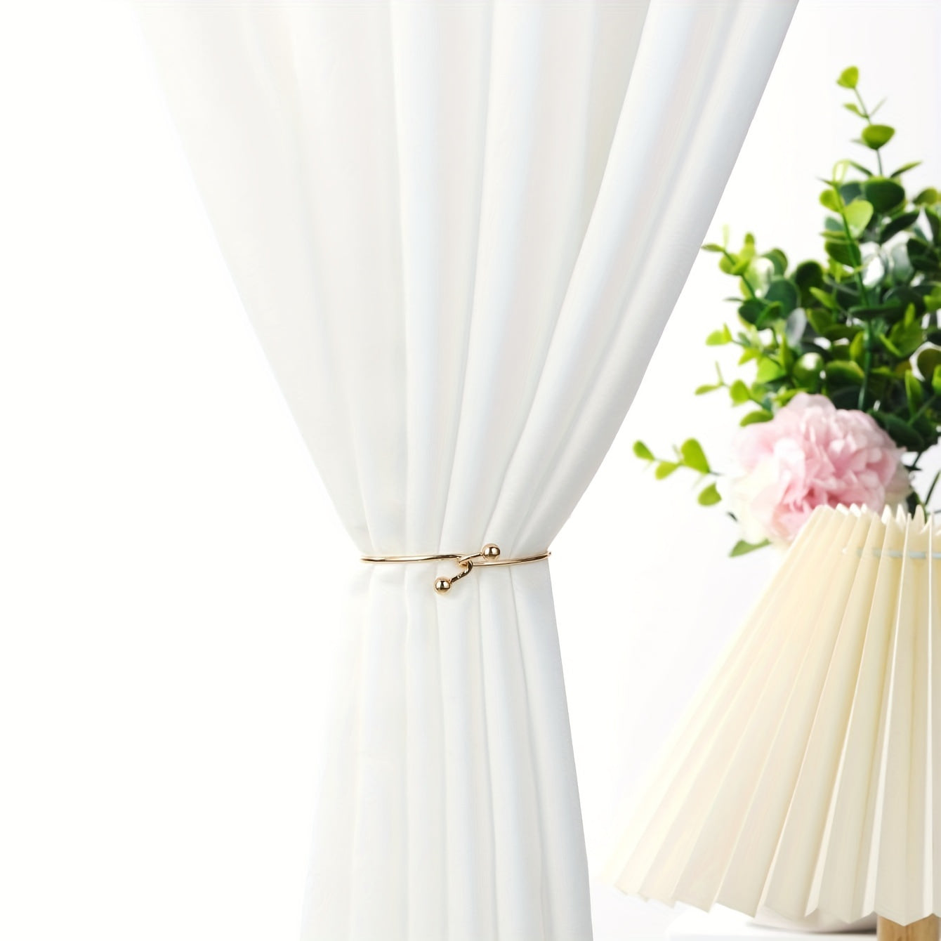 Zinc Alloy Curtain Holdback with Ball Decor, a simple and long-lasting option to keep your curtains in place. Add a decorative touch to your curtains with this stylish buckle. A must-have accessory for your home decor.