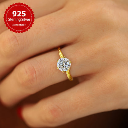 1 karat moissanite uchqunli nikoh uzugi Ayollar uchun oltin aksentli som kumush rangdagi nikoh tasmasi, va'da va abadiy sevgi ramzi. Yubileylar, Sevishganlar kuni yoki hayotingizdagi maxsus xonim uchun hashamatli sovg'a sifatida juda mos keladi.