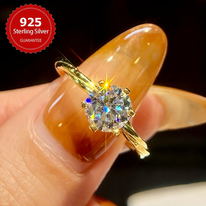 1 karat moissanite uchqunli nikoh uzugi Ayollar uchun oltin aksentli som kumush rangdagi nikoh tasmasi, va'da va abadiy sevgi ramzi. Yubileylar, Sevishganlar kuni yoki hayotingizdagi maxsus xonim uchun hashamatli sovg'a sifatida juda mos keladi.