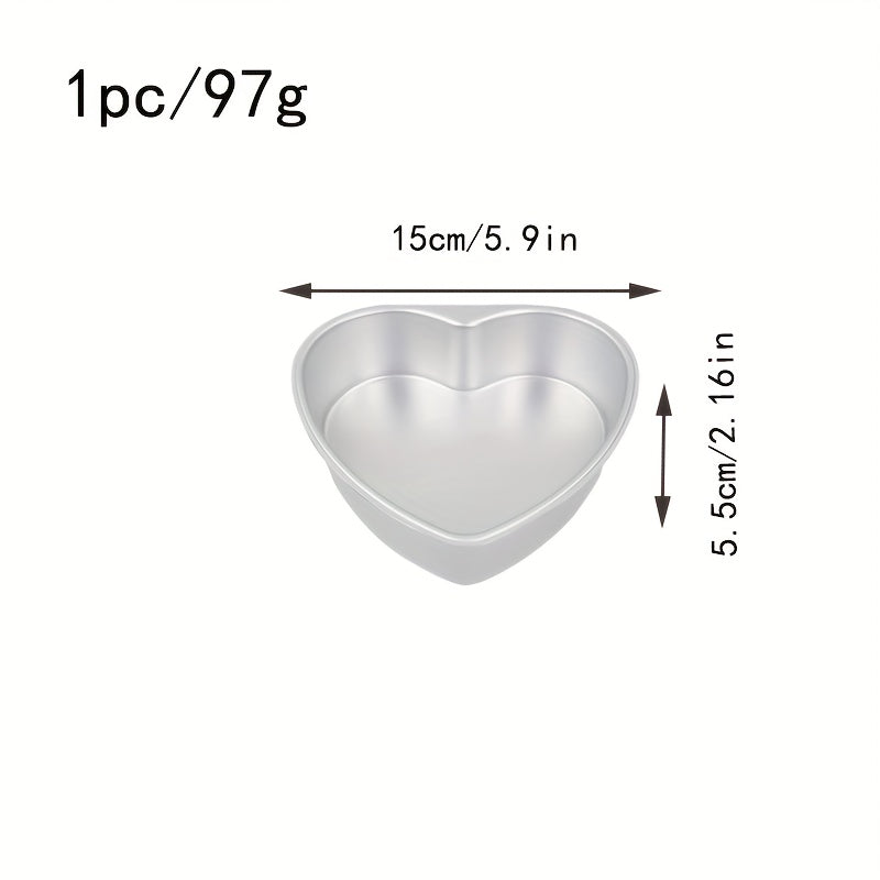 1 piece of a heart-shaped anode cake pan and 3 pieces of loose bottom cake molds. The cake pans come in sizes of 10.16cm, 15.24cm, 20.32cm, and 25.4cm with non-stick removable bottoms, perfect for baking chiffon cakes in the oven. Great for Halloween