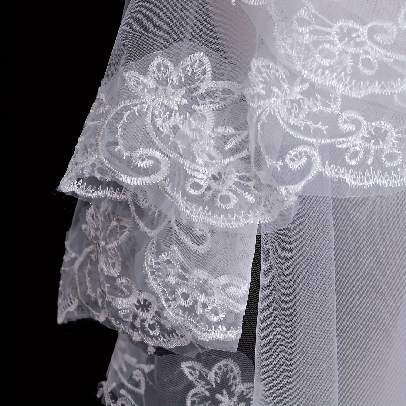 [Top Pick] This elegant bridal veil features lace trim and floral patterns for a chic look. Made of polyester, it is perfect for photoshoots and sophisticated events. Comes with a hair comb and is a great choice for high-end balls.