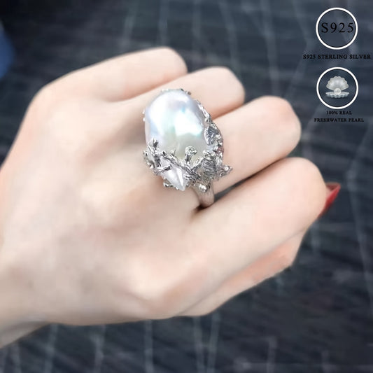 1 piece of an elegant and vintage style open ring featuring a 20-25mm freshwater Aurora pearl inlaid with a leaf texture design in a silvery finish. This fashion accessory is a delicate addition to any wedding or party outfit, making it an ideal gift for