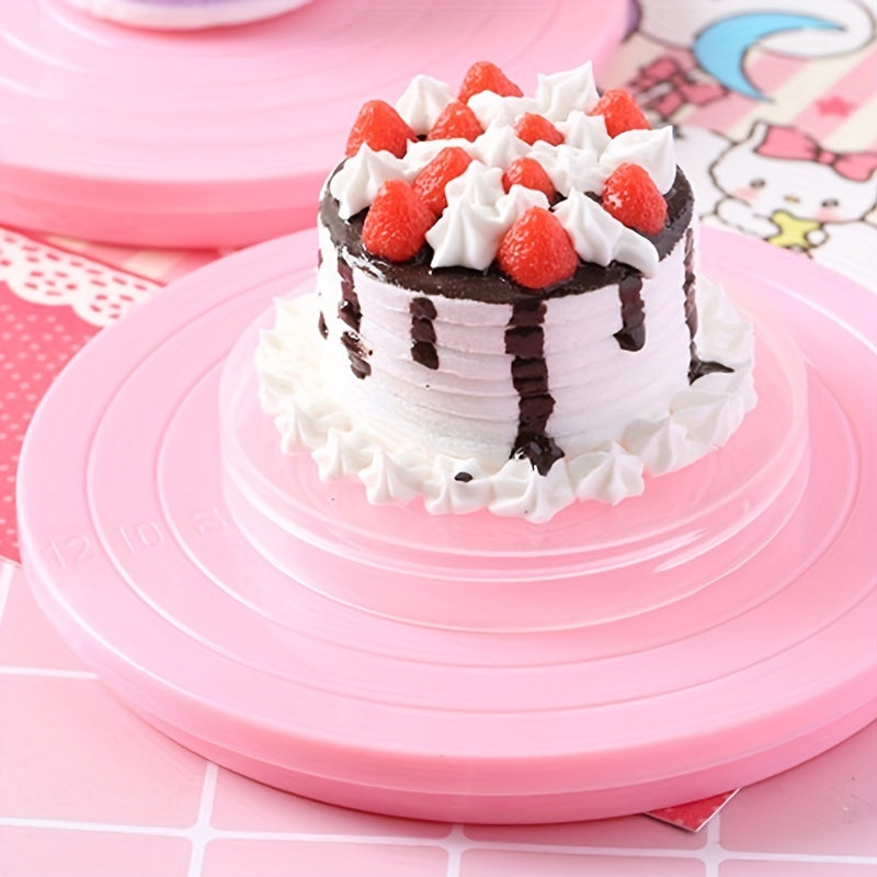 1 piece of a rotating cake turntable with a 13.97cm diameter. This mini plastic fondant cake turntable rotates 360 degrees, making it perfect for decorating cakes. It also serves as a revolving platform for round cookies. This kitchen accessory is an