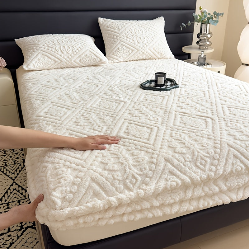 [Warm and Cozy Bedspread] Stay snug this winter with our plush and thick fitted sheet protector. Made from luxuriously soft knit fabric with elegant floral and geometric patterns, this durable bedspread is crafted from 100% polyester. Machine washable