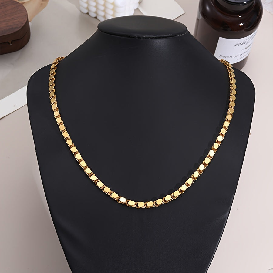 Handcrafted with care, this elegant chain necklace for women is made from gold-plated copper. Its sophisticated design makes it perfect for both casual attire and special occasions.