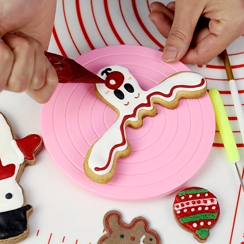 1 piece of a rotating cake turntable with a 13.97cm diameter. This mini plastic fondant cake turntable rotates 360 degrees, making it perfect for decorating cakes. It also serves as a revolving platform for round cookies. This kitchen accessory is an