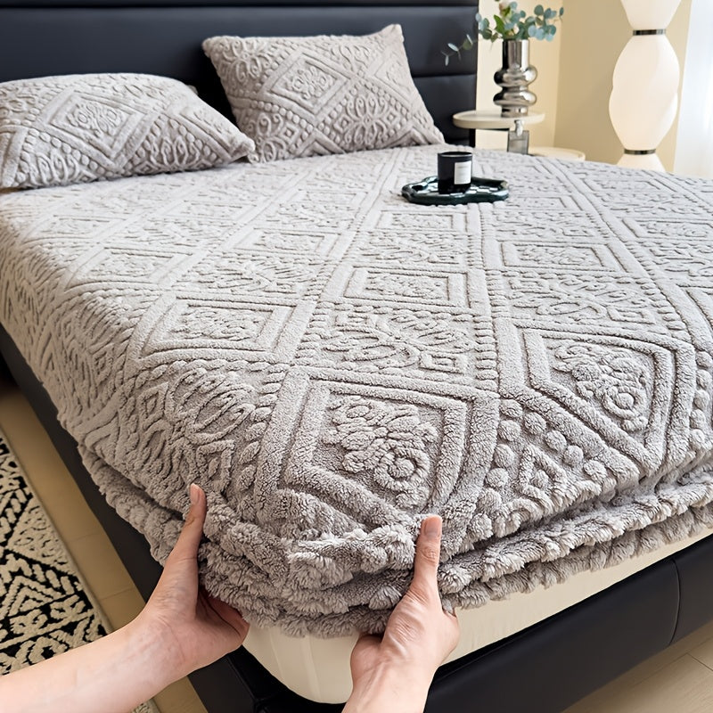 [Warm and Cozy Bedspread] Stay snug this winter with our plush and thick fitted sheet protector. Made from luxuriously soft knit fabric with elegant floral and geometric patterns, this durable bedspread is crafted from 100% polyester. Machine washable