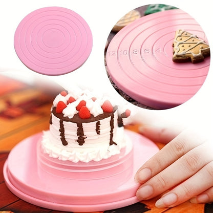 1 piece of a rotating cake turntable with a 13.97cm diameter. This mini plastic fondant cake turntable rotates 360 degrees, making it perfect for decorating cakes. It also serves as a revolving platform for round cookies. This kitchen accessory is an