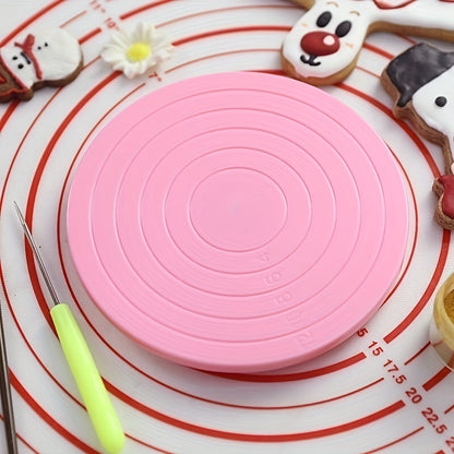 1 piece of a rotating cake turntable with a 13.97cm diameter. This mini plastic fondant cake turntable rotates 360 degrees, making it perfect for decorating cakes. It also serves as a revolving platform for round cookies. This kitchen accessory is an