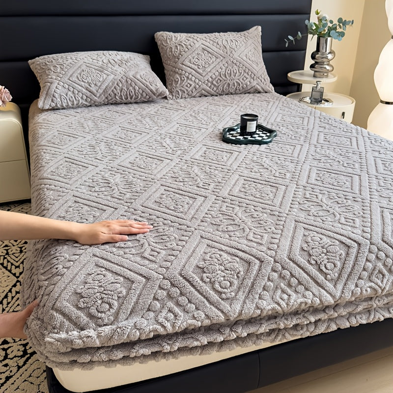 [Warm and Cozy Bedspread] Stay snug this winter with our plush and thick fitted sheet protector. Made from luxuriously soft knit fabric with elegant floral and geometric patterns, this durable bedspread is crafted from 100% polyester. Machine washable