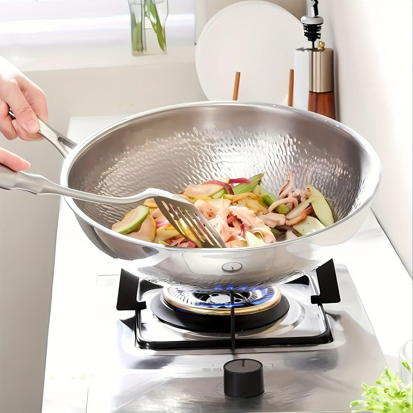 1 piece of 12.5/13.3-inch titanium wok, featuring a hammered tri-ply stainless steel construction with a lid. This Chinese wok is PFOA- and PTFE-free, ensuring a healthy and high-quality cooking experience. The wok is also dishwasher and oven-safe