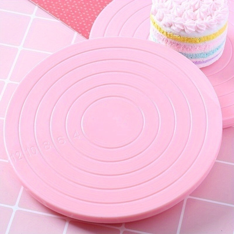 1 piece of a rotating cake turntable with a 13.97cm diameter. This mini plastic fondant cake turntable rotates 360 degrees, making it perfect for decorating cakes. It also serves as a revolving platform for round cookies. This kitchen accessory is an