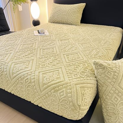 [Warm and Cozy Bedspread] Stay snug this winter with our plush and thick fitted sheet protector. Made from luxuriously soft knit fabric with elegant floral and geometric patterns, this durable bedspread is crafted from 100% polyester. Machine washable