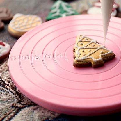 1 piece of a rotating cake turntable with a 13.97cm diameter. This mini plastic fondant cake turntable rotates 360 degrees, making it perfect for decorating cakes. It also serves as a revolving platform for round cookies. This kitchen accessory is an